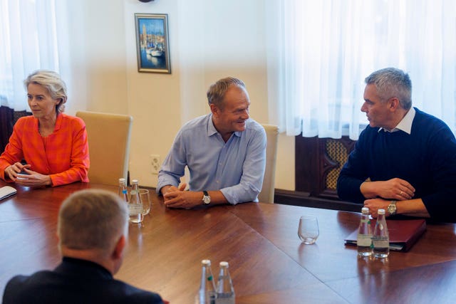 Donald Tusk, Ursula Von der Leyen and Karl Nehammer in a meeting