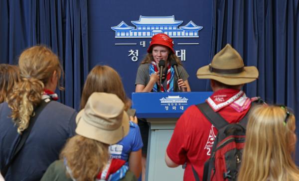 Scouts of Denmark and Norway visit Chunchugwan, a venue previously used for the presidential office's press room, during their visit to Cheong Wa Dae, the former presidential office on Wednesday. (Ministry of Culture, Sports and Tourism)